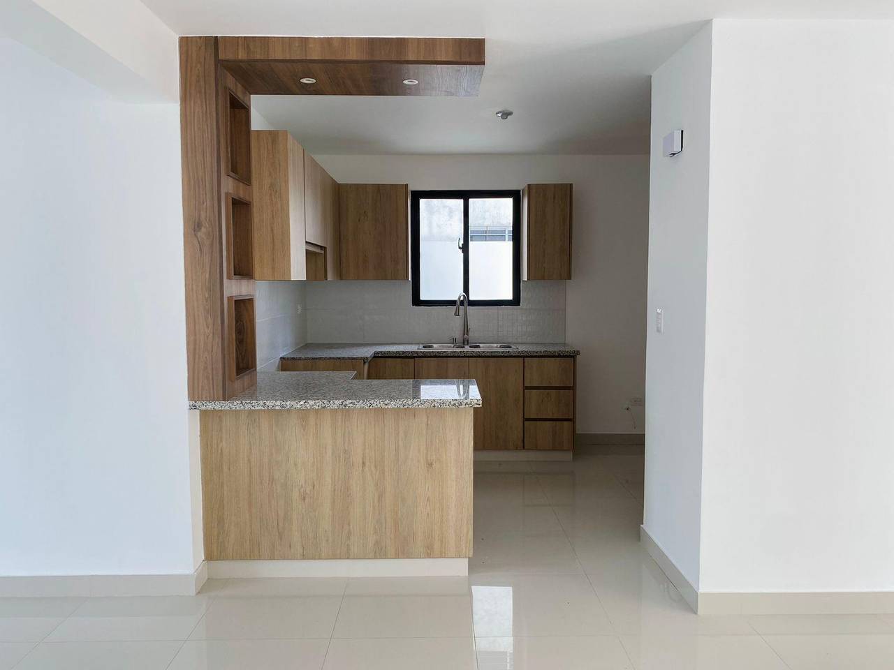 Amplios Apartamentos con 3 Habitaciones y 2 Parqueos Paralelos de Venta en Los Alamos!