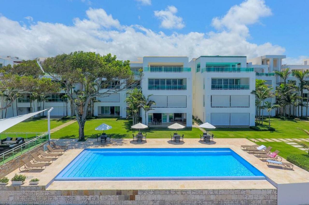 Apartamento de 3 Habitaciones con Vista al Mar de Venta frente a Playa Semi-Privada de Sosúa!