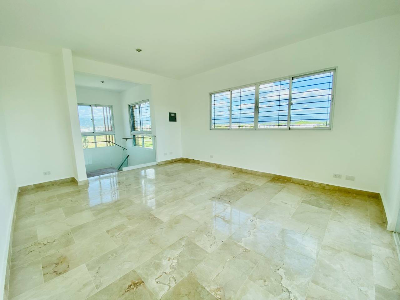 Penthouse de 3 Habitaciones con Terraza Privada y Jacuzzi Instalado de Venta en Los Laureles!