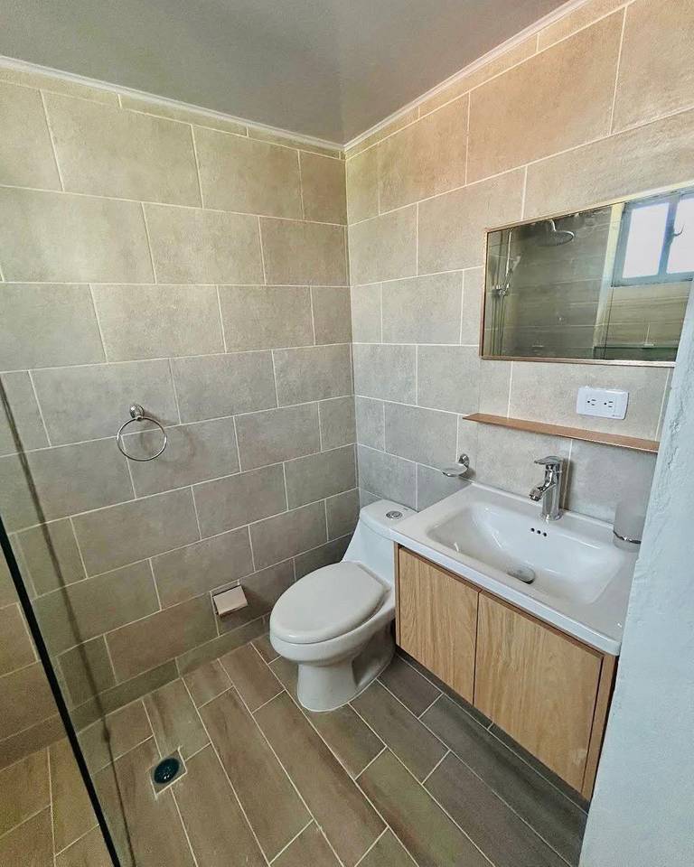 Penthouse a Estrenar con Terraza Privada, 3 Habitaciones y 2 Parqueos Techados de Venta en la Urb. Jardines del Sur, Av. Hispanoamericana!
