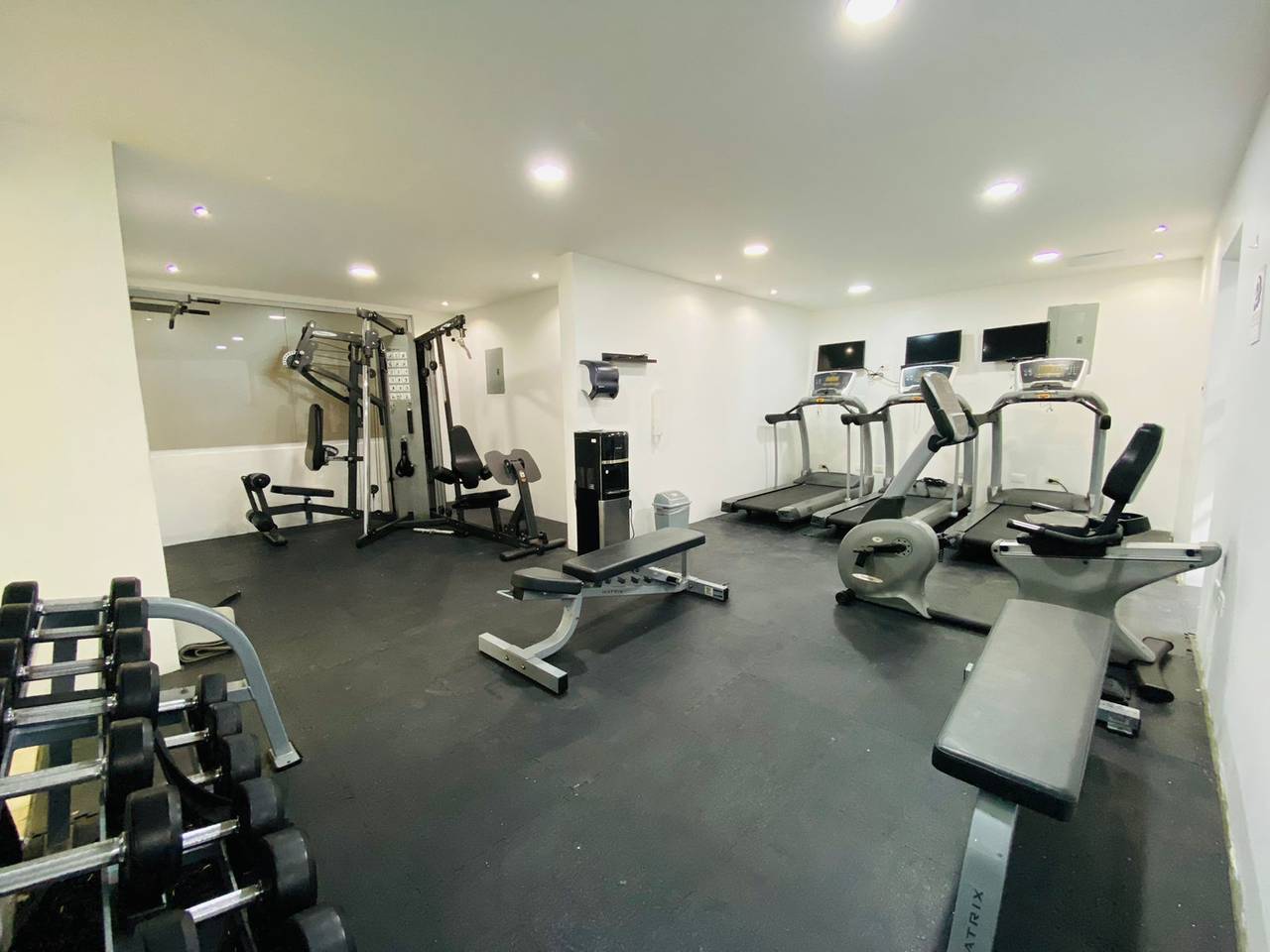 Elegante y Moderno Apartamento con 3 Habitaciones, Piscina Climatizada y Gimnasio Equipado de Venta en La Esmeralda!
