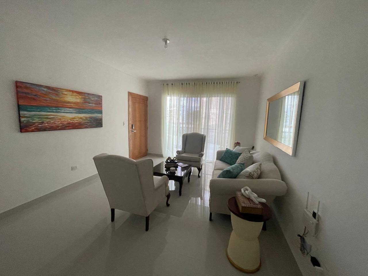 Apartamento en 2do Nivel con 3 Habitaciones y 2 Parqueos de Venta en Embrujo 3ero!