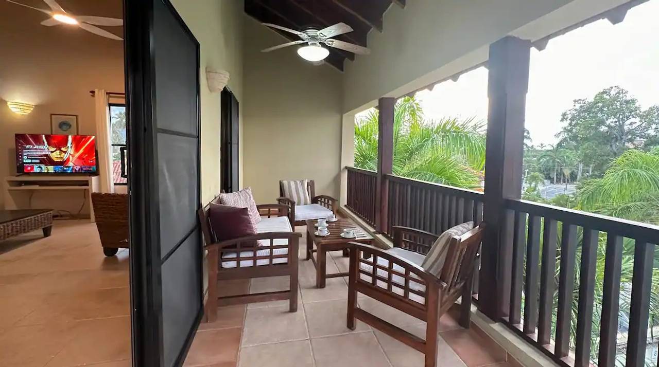 Amplio y Fresco Apartamento de Venta en Condominio con Piscina en Techo frente a Playa Las Ballenas!