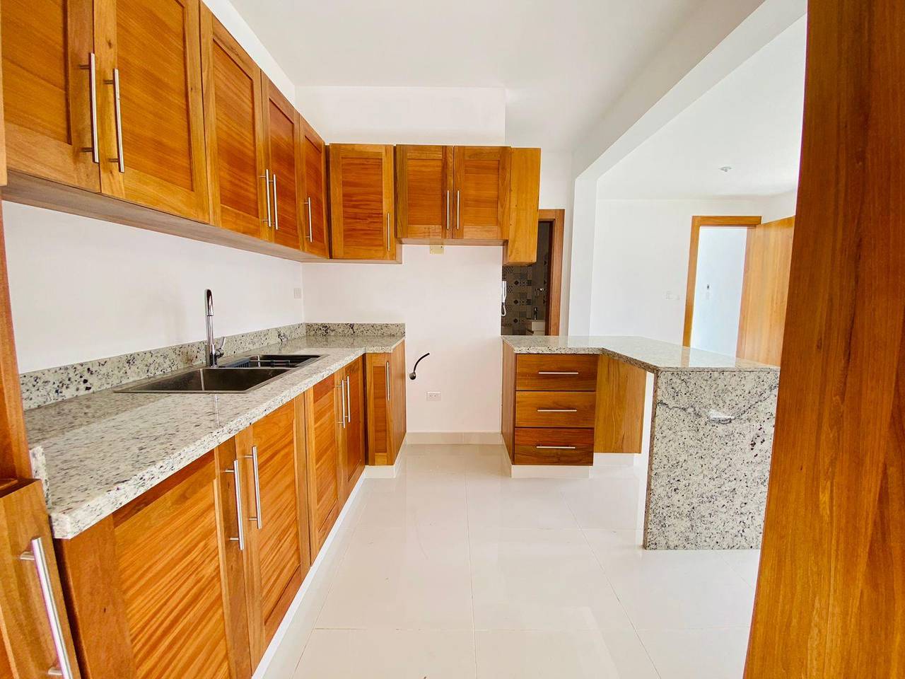 Prácticos y Funcionales Apartamentos de 3 Habitaciones de Venta en el Embrujo 3ero!