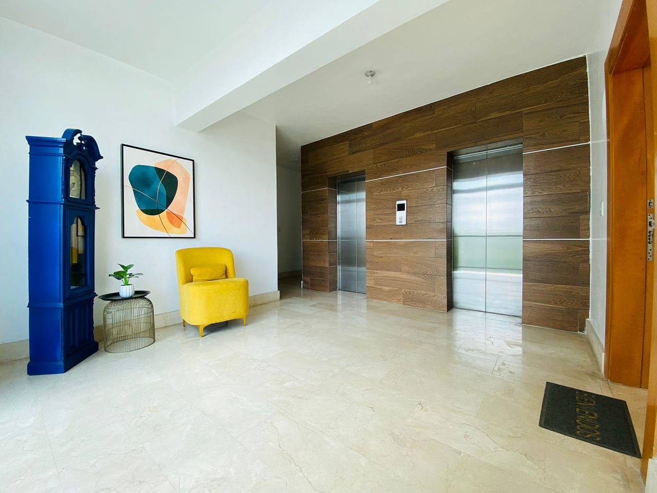 Apartamento Completamente Amueblado con 3 Habitaciones, 2 Parqueos y Piscina de Venta en Rincón Largo!