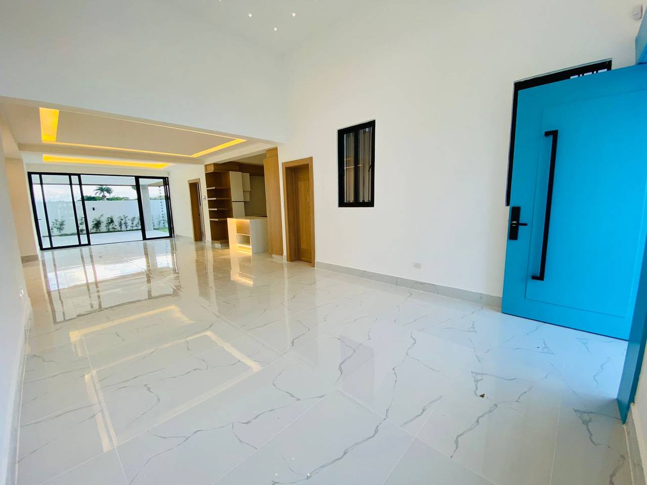 Moderna Casa con 4 Habitaciones y Patio con Terraza de Venta en Urbanización Privada de los Llanos de Gurabo!