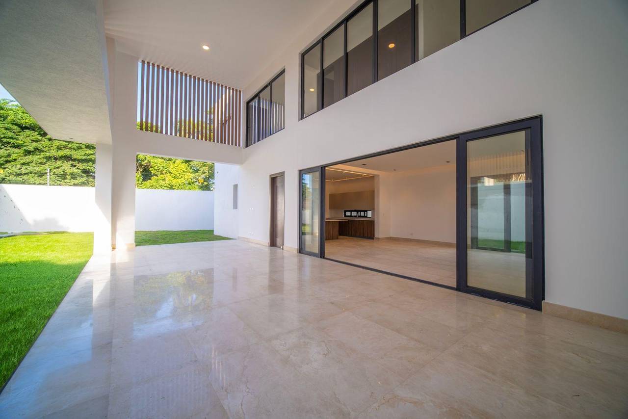 Hermosa Casa de 4 Habitaciones con Dormitorio en Planta Baja y un Amplio Patio de Venta en Las Carmelitas!
