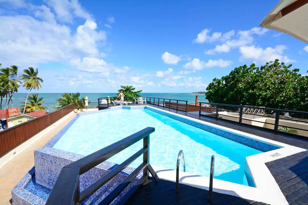 Amplio y Fresco Apartamento de Venta en Condominio con Piscina en Techo frente a Playa Las Ballenas!