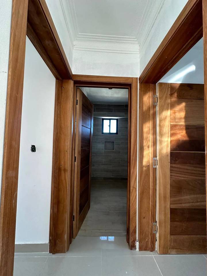 Apartamento en 2do Nivel con Terraza Privada, 3 Habitaciones y 2 Parqueos de Venta en la Urb. Jardines del Sur, Av. Hispanoamericana!