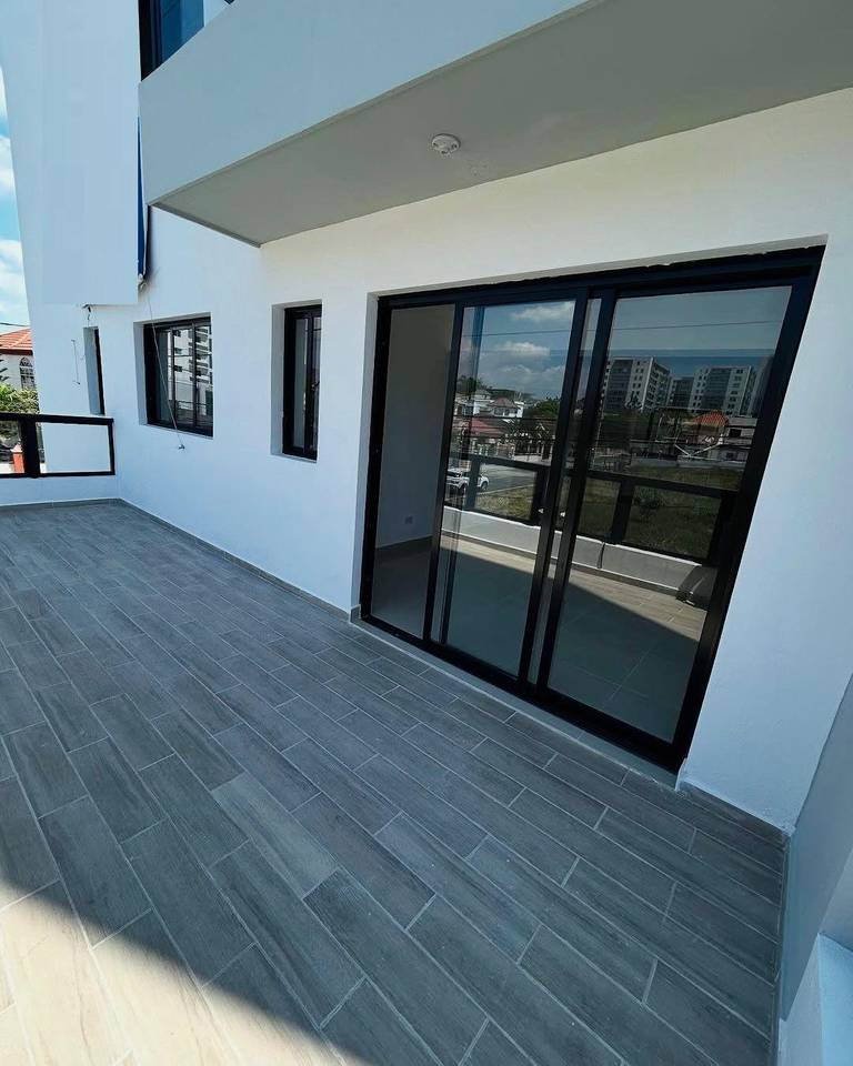 Apartamento en 2do Nivel con Terraza Privada, 3 Habitaciones y 2 Parqueos de Venta en la Urb. Jardines del Sur, Av. Hispanoamericana!
