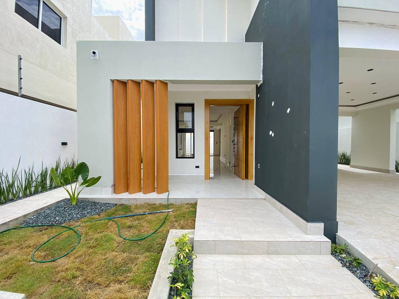 VENDIDA_Nueva y Preciosa Casa de 3 Habitaciones y Patio con Terraza de Venta en Urb. Palmas del Valle!
