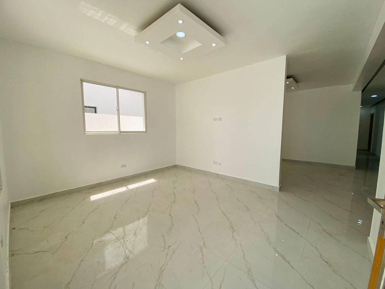 Fantástica Casa con 3 Habitaciones y Patio Trasero de Venta en Residencial Cerrado de los Llanos de Gurabo!