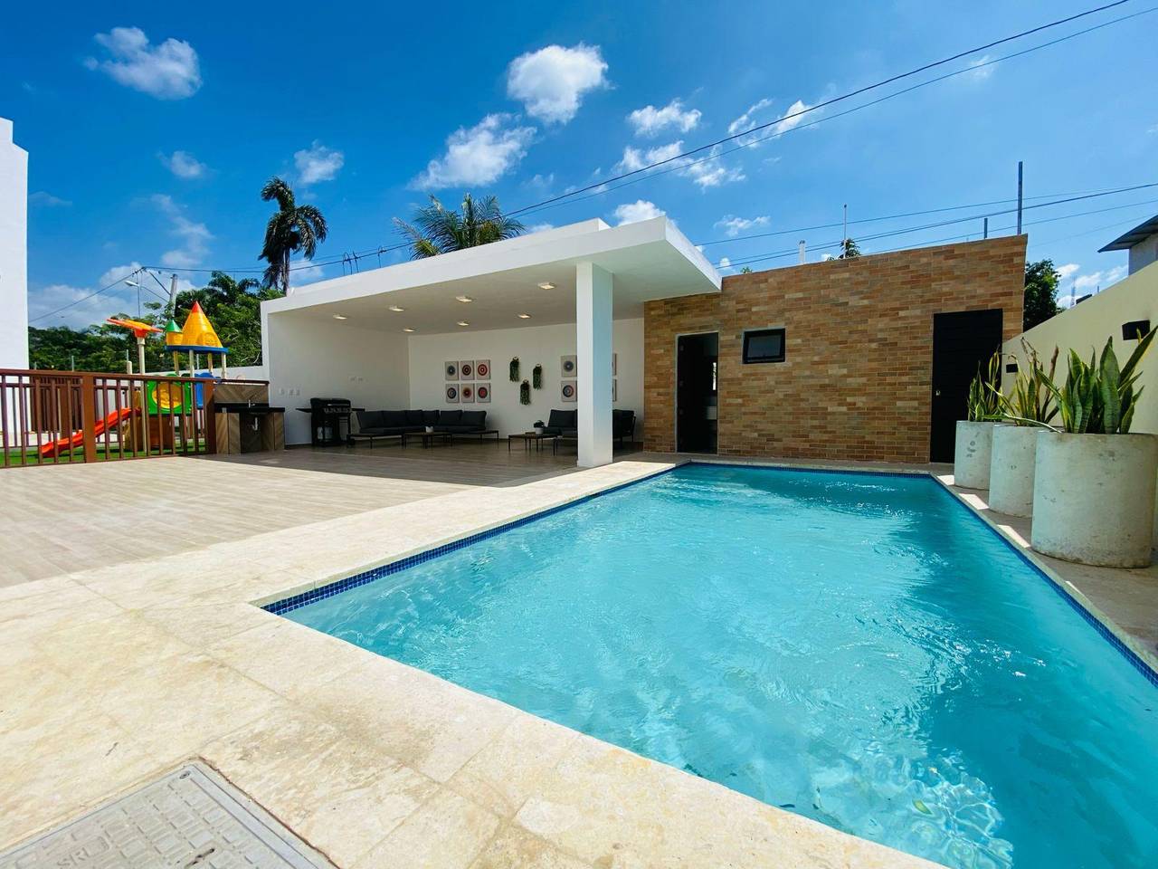 Moderno Apartamento de 3 Habitaciones con Piscina y 2 Parqueos de Venta en la Carretera Don Pedro!