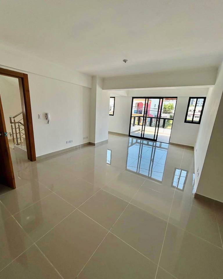 Apartamento en 2do Nivel con Terraza Privada, 3 Habitaciones y 2 Parqueos de Venta en la Urb. Jardines del Sur, Av. Hispanoamericana!