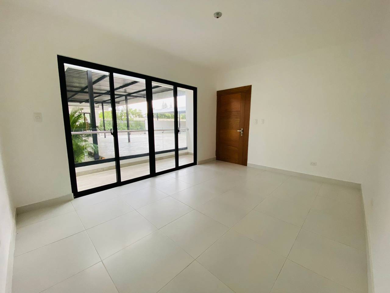 Apartamento Primer Nivel con 3 Habitaciones y 2 Parqueos Techados de Venta en Jardines del Este!
