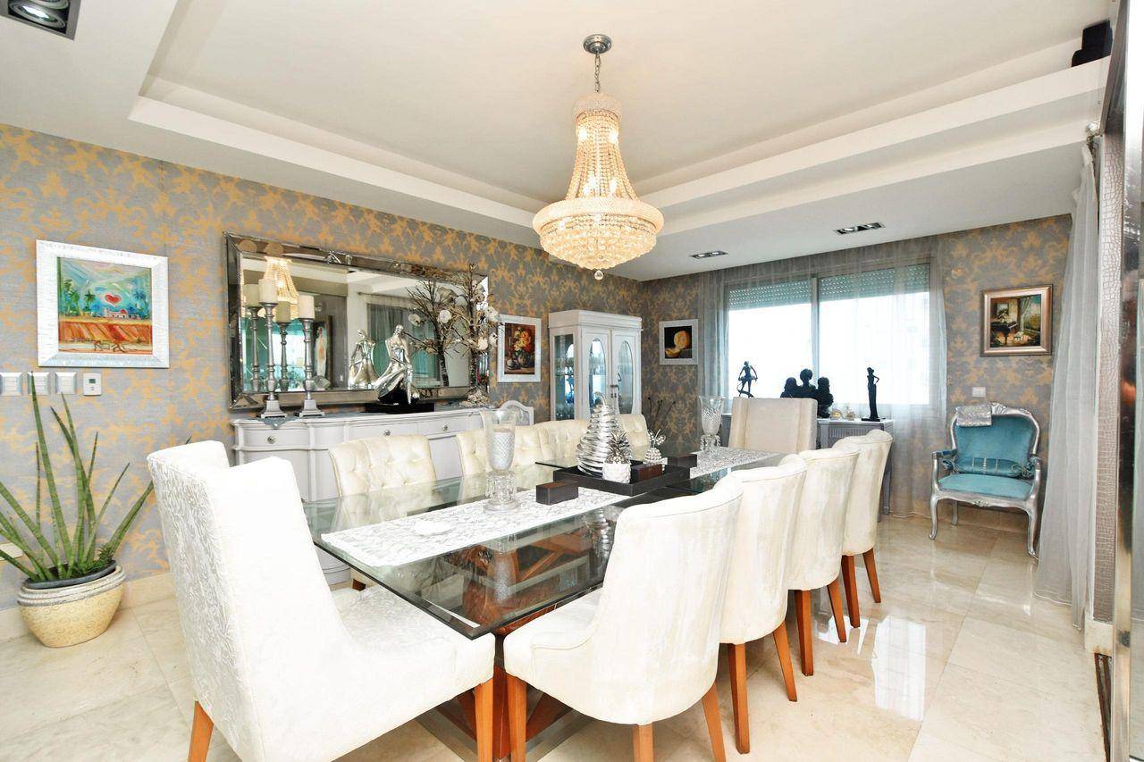 Joya de Apartamento en 13vo Nivel con Vista al Mar, 3 Habitaciones y 3 Parqueos Soterrados de Venta en Los Cacicazgos!