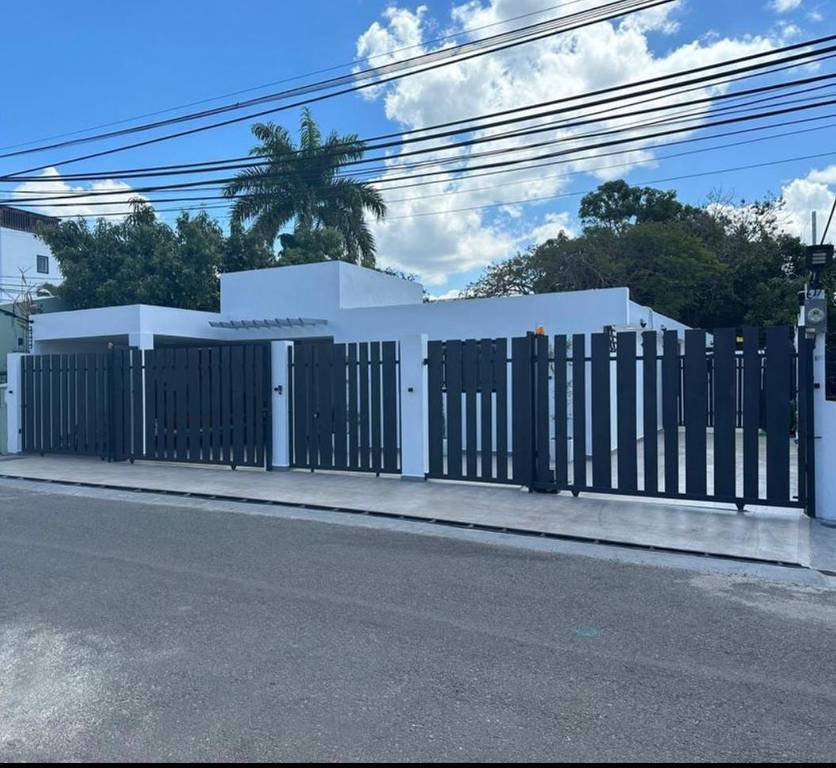 Céntrica y Moderna Casa de 4 Habitaciones con Estar Familiar tipo Terraza de Venta en el Dorado I!