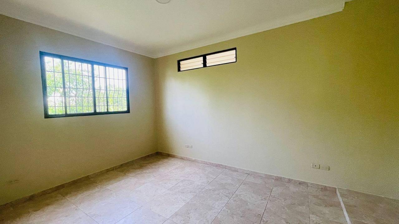 Magnífica Casa Atemporal con 4 Habitaciones + Estudio/Oficina de Venta en la Urbanización Miami, Av. Rafael Vidal!