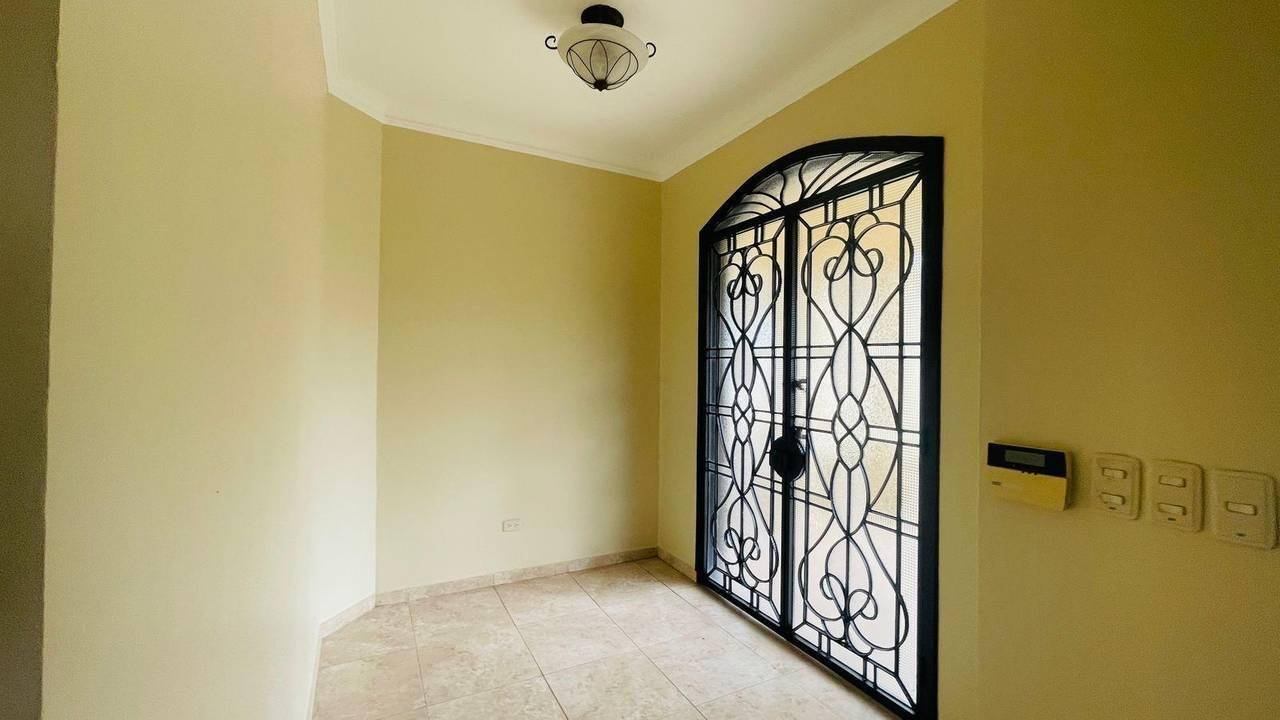 Magnífica Casa Atemporal con 4 Habitaciones + Estudio/Oficina de Venta en la Urbanización Miami, Av. Rafael Vidal!