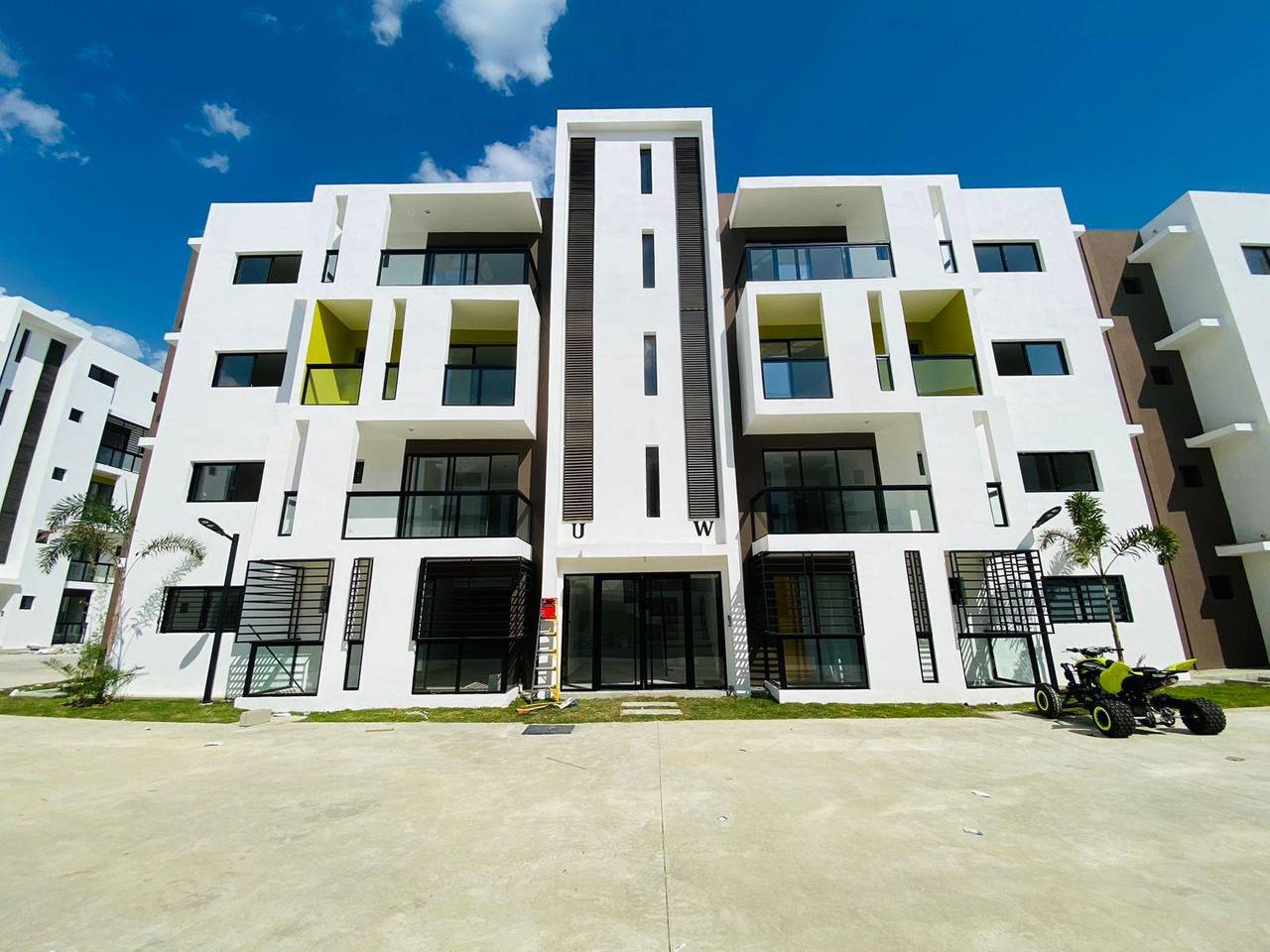 Apartamento en 3er Nivel con 3 Habitaciones, Piscina, Gazebo y Juegos Infantiles de Venta en los Llanos de Gurabo!