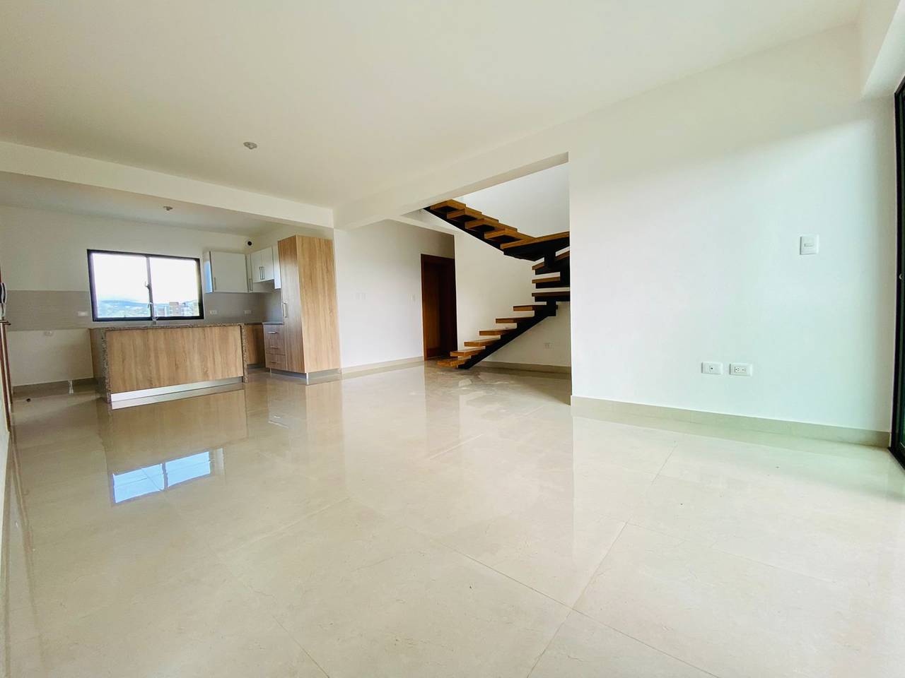 Penthouse con 4 Habitaciones, 2 Parqueos y Terraza Privada de Venta en Villa María!