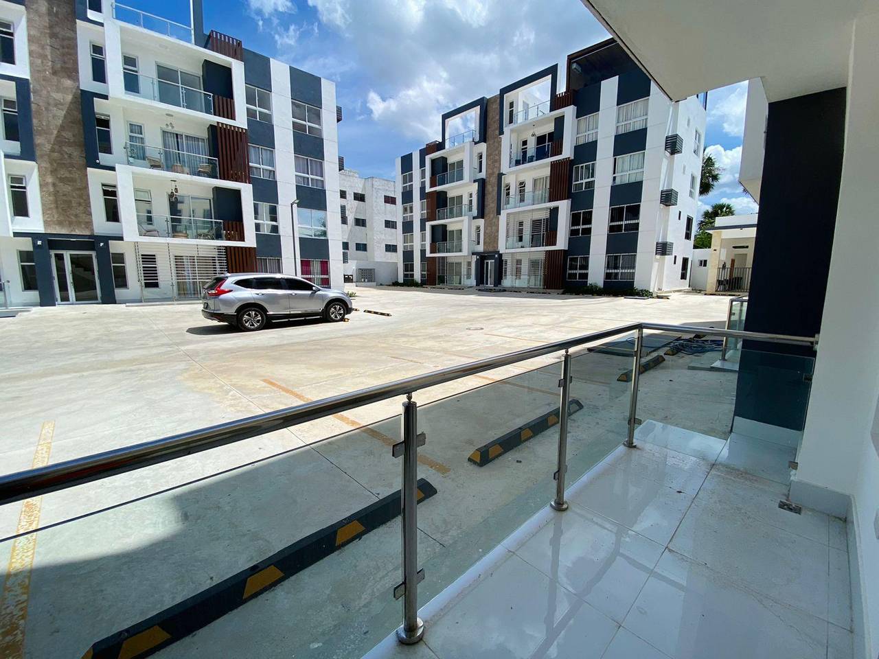 Apartamentos Nuevos y Modernos con 3 Habitaciones, 2 Parqueos y Piscina de Venta en los Llanos de Gurabo!