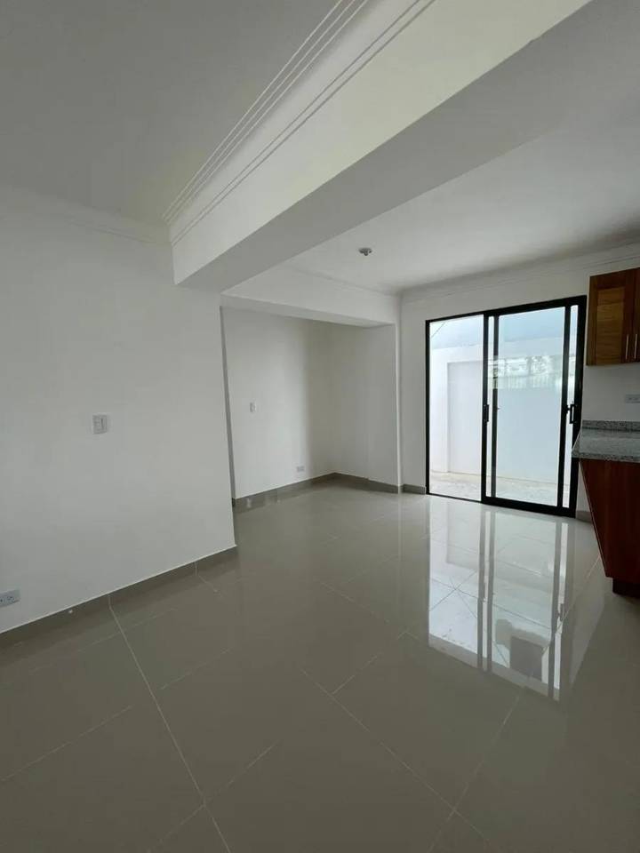 Apartamento Primer Nivel con Patio, 2 Habitaciones y 2 Parqueos de Venta en la Urb. Jardines del Sur, Av. Hispanoamericana!