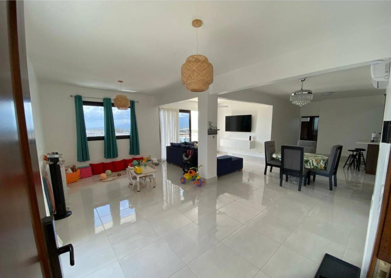 Moderno y Amplio Apartamento en 6to Nivel con 3 Habitaciones y 2 Parqueos de Venta en Cerros de Gurabo!