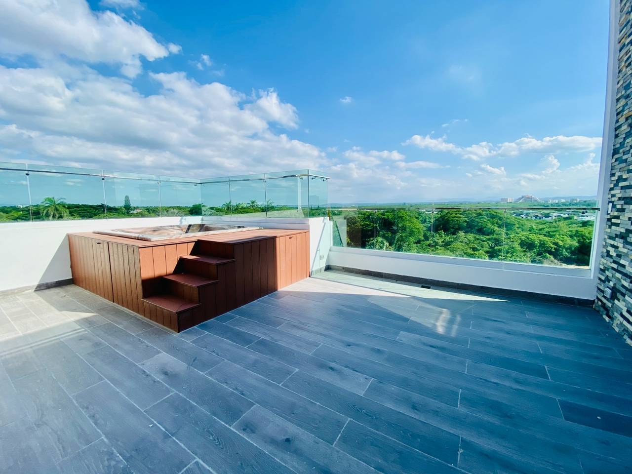 Penthouse de 3 Habitaciones con Terraza Privada y Jacuzzi Instalado de Venta en Los Laureles!