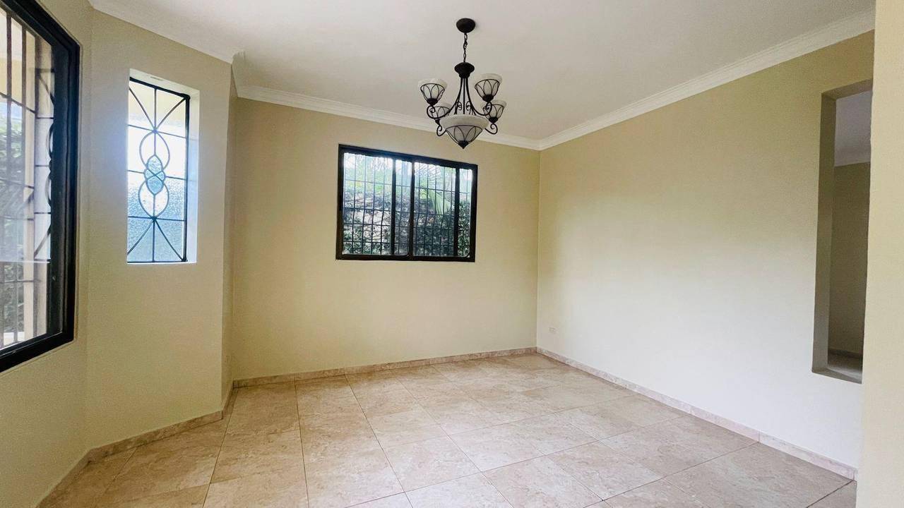 Magnífica Casa Atemporal con 4 Habitaciones + Estudio/Oficina de Venta en la Urbanización Miami, Av. Rafael Vidal!