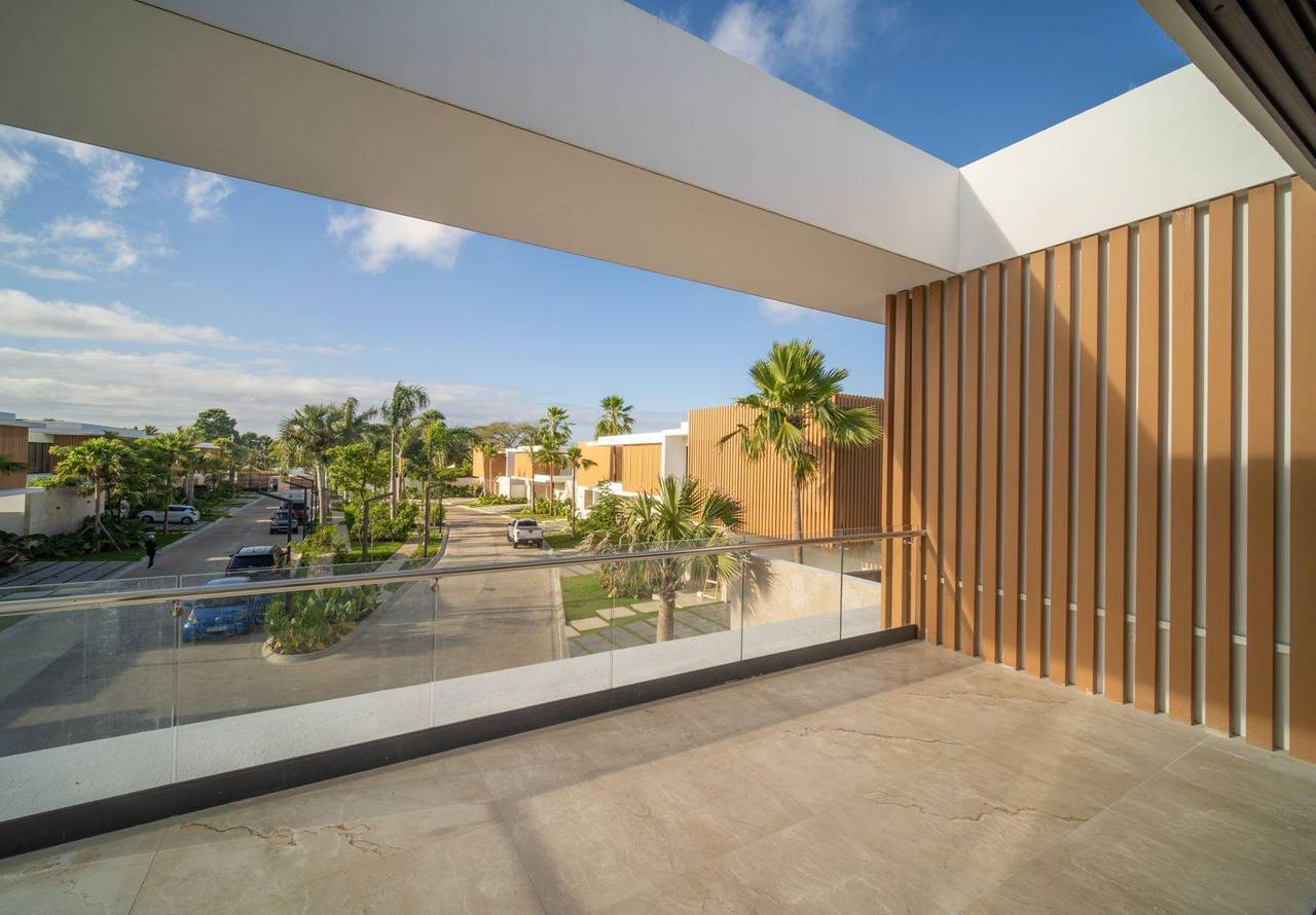 Hermosa Casa de 4 Habitaciones con Dormitorio en Planta Baja y un Amplio Patio de Venta en Las Carmelitas!
