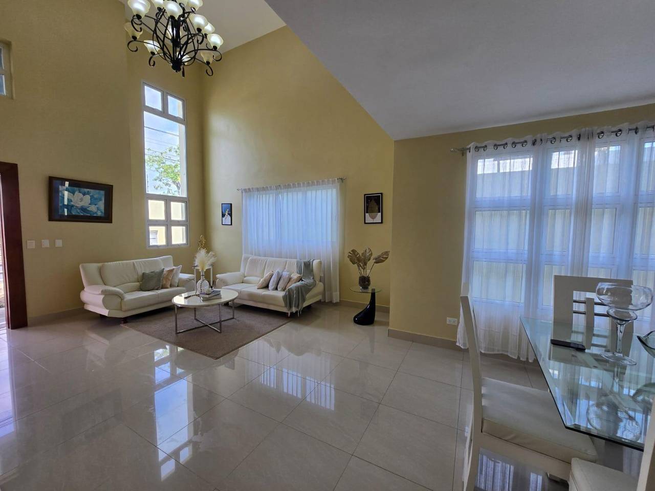 Hermosa casa en Venta con Amplios Espacios y Techos Altos. Pontezuela, Santiago