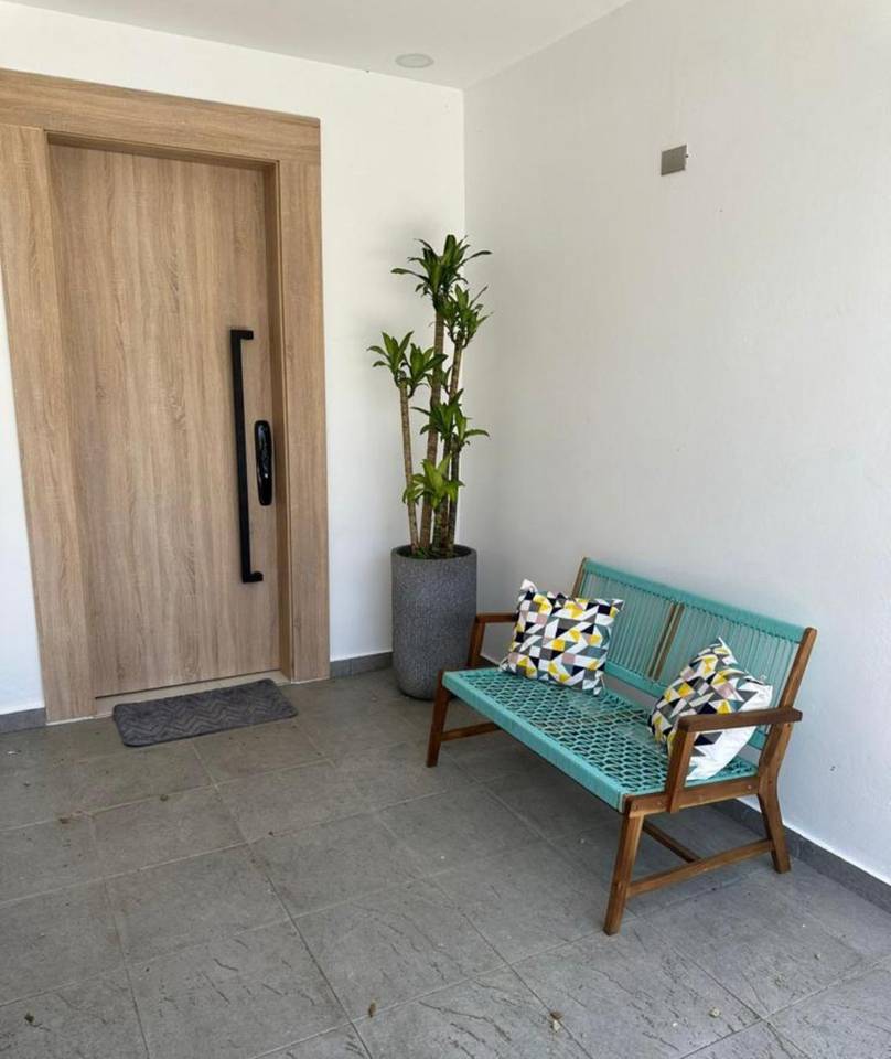 Céntrica y Moderna Casa de 4 Habitaciones con Estar Familiar tipo Terraza de Venta en el Dorado I!