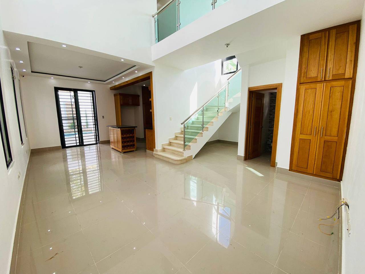 Casa de 2 Niveles con 3 Habitaciones y Piscina de Venta en Urbanización Privada de Pontezuela, Av. 27 de Febrero!