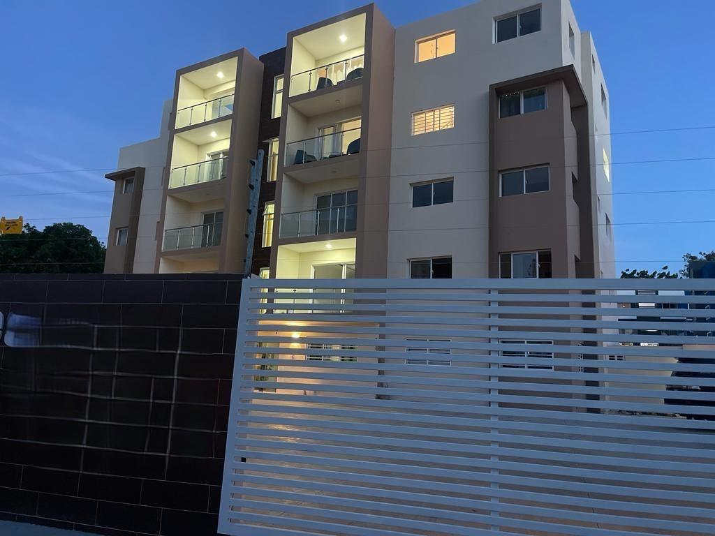 Apartamento en 2do Nivel con 3 Habitaciones y 2 Parqueos de Venta en Embrujo 3ero!