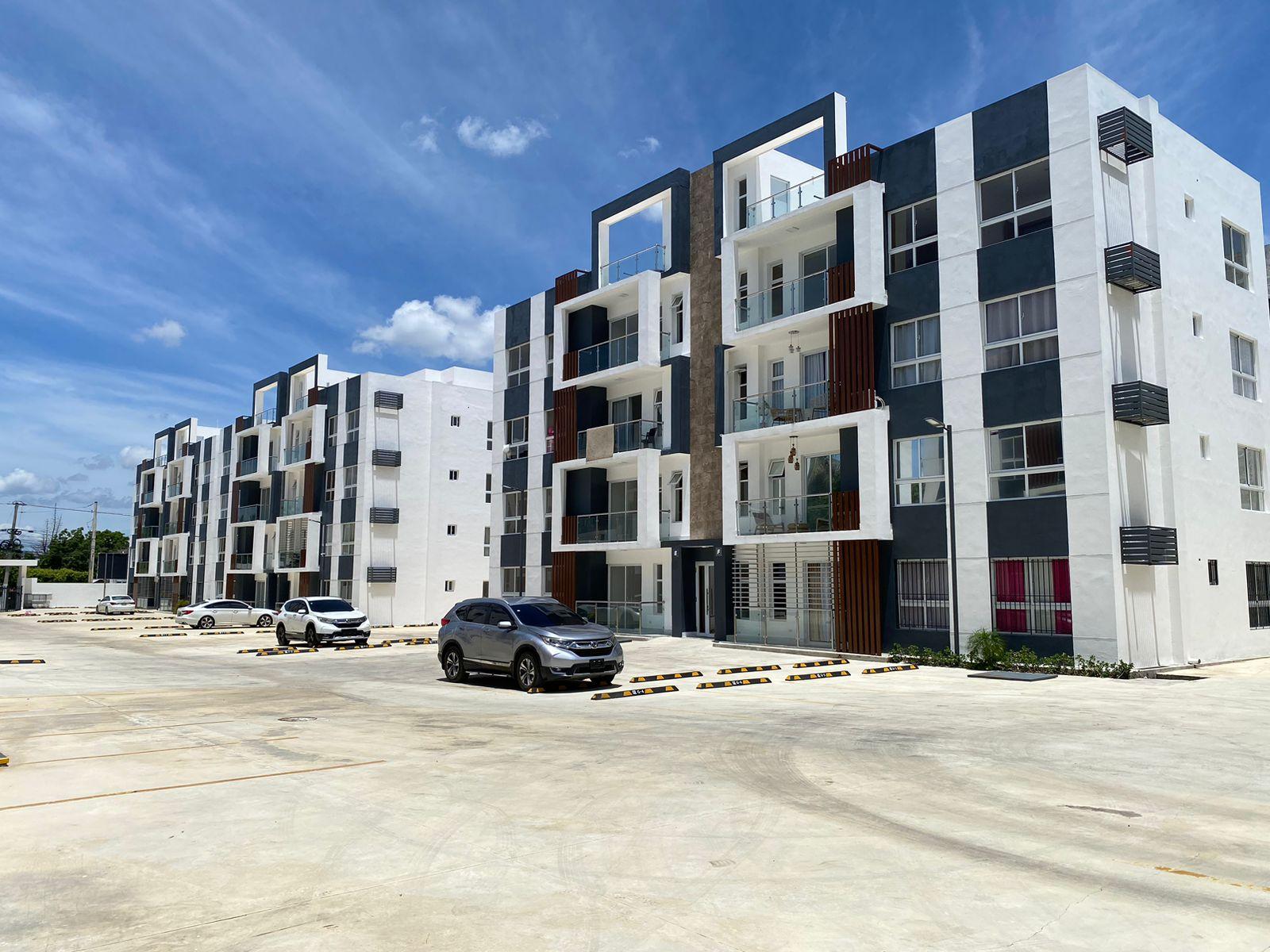 Apartamentos Nuevos y Modernos con 3 Habitaciones, 2 Parqueos y Piscina de Venta en los Llanos de Gurabo!
