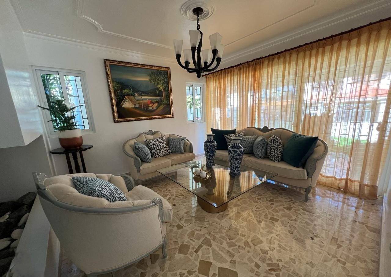 Grandiosa Casa de 4 Habitaciones con Amplio Patio y Terraza de Venta frente a las Quintas de Pontezuela!