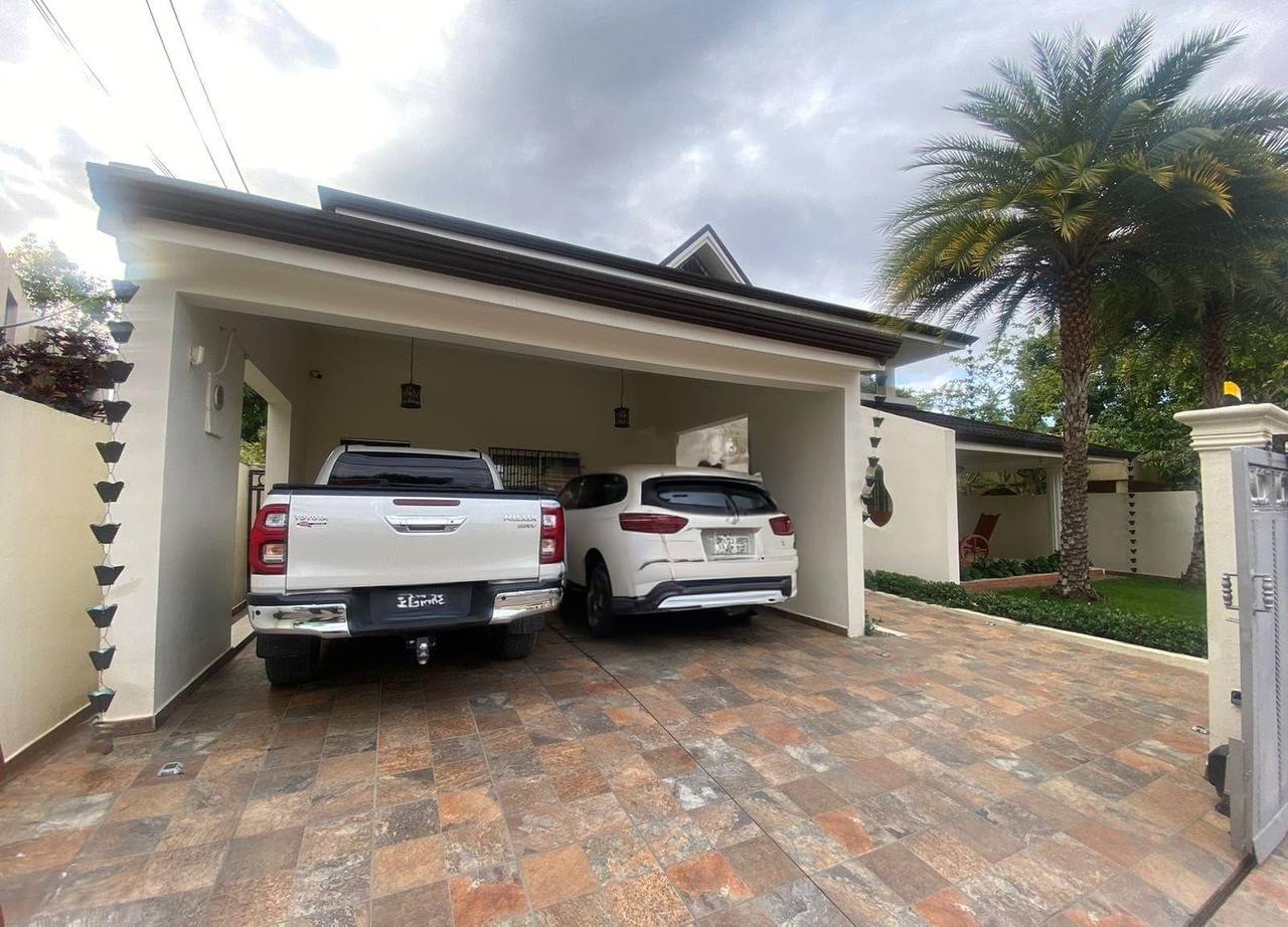 Grandiosa Casa de 4 Habitaciones con Amplio Patio y Terraza de Venta frente a las Quintas de Pontezuela!