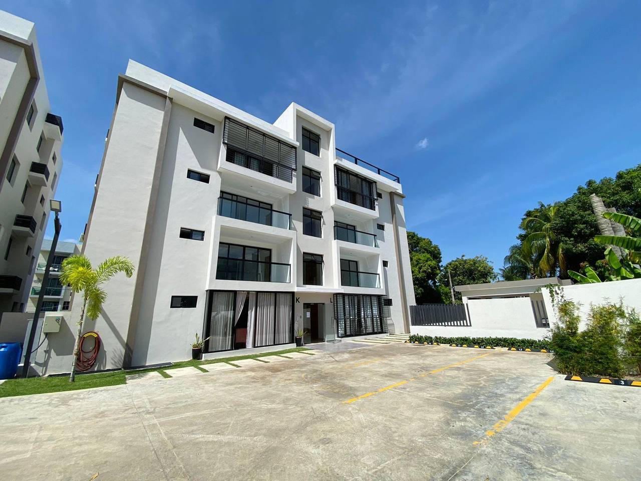 Grandiosos Apartamentos Nuevos con 3 Habitaciones, Piscina y 2 Parqueos de Venta en Los Llanos de Gurabo!
