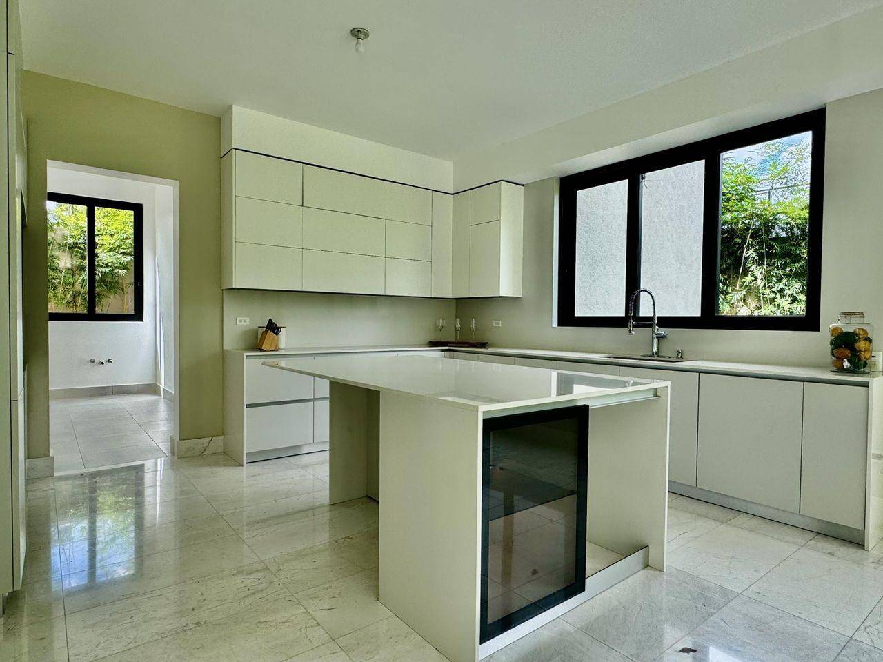 Moderna Casa de Lujo con 4 Habitaciones y un Inmenso Patio Verde de Venta en Las Carmelitas!