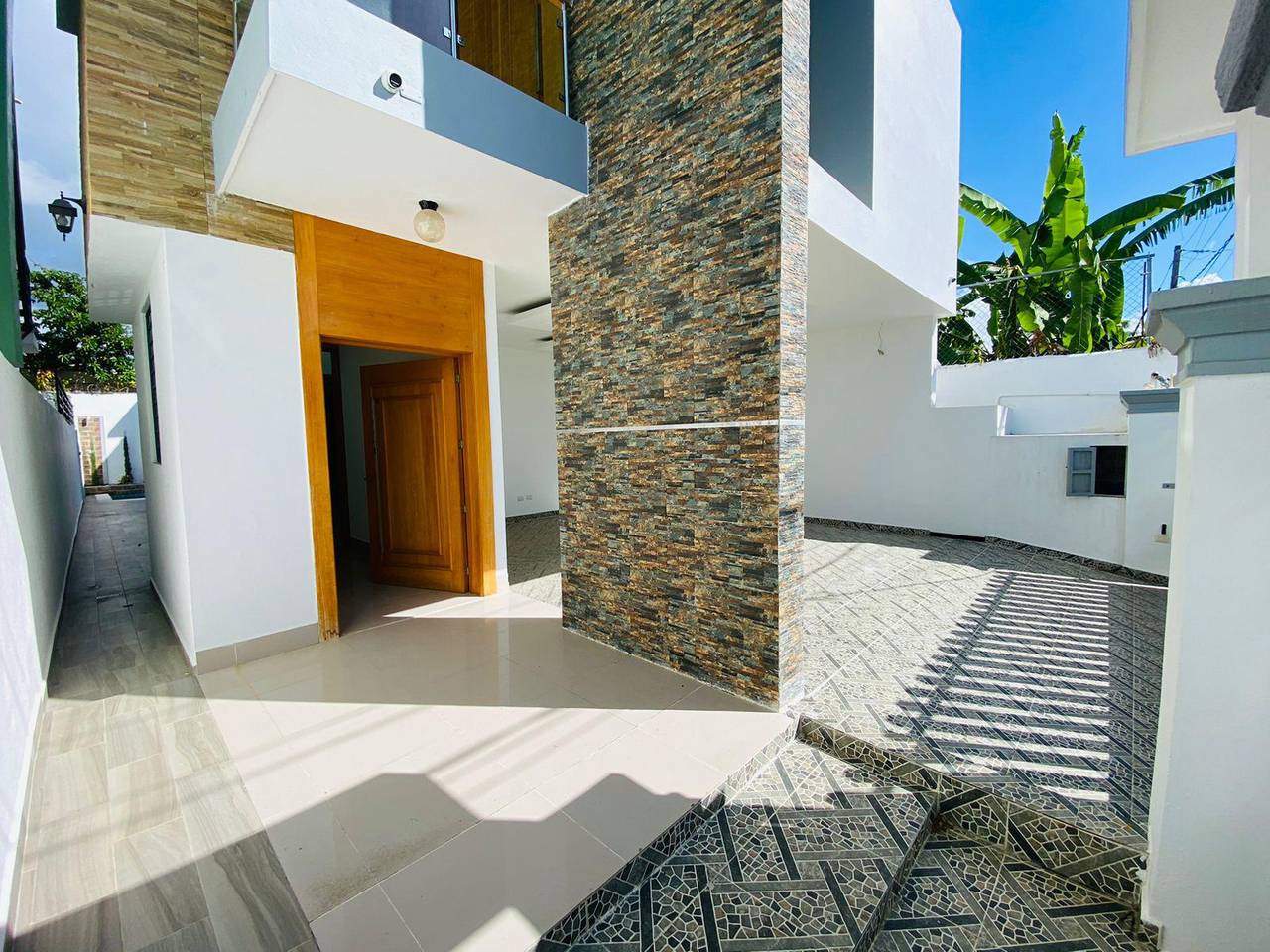 Casa de 2 Niveles con 3 Habitaciones y Piscina de Venta en Urbanización Privada de Pontezuela, Av. 27 de Febrero!