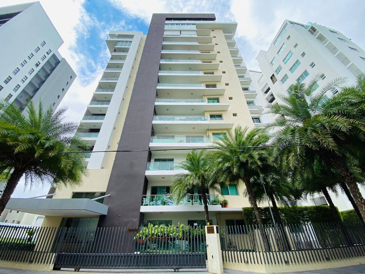 Elegante y Moderno Apartamento con 3 Habitaciones, Piscina Climatizada y Gimnasio Equipado de Venta en La Esmeralda!
