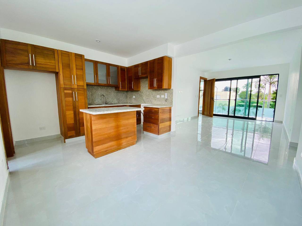 Apartamentos Nuevos con 3 Habitaciones y 2 Parqueos de Venta en la Entrada de Santiago y Próximo al HOMS!