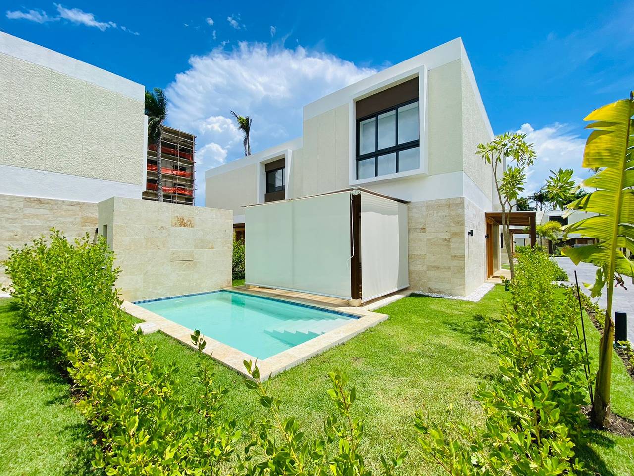 Hermosa Villa de Playa con 2 Habitaciones y Piscina de Venta en Playa Dorada!