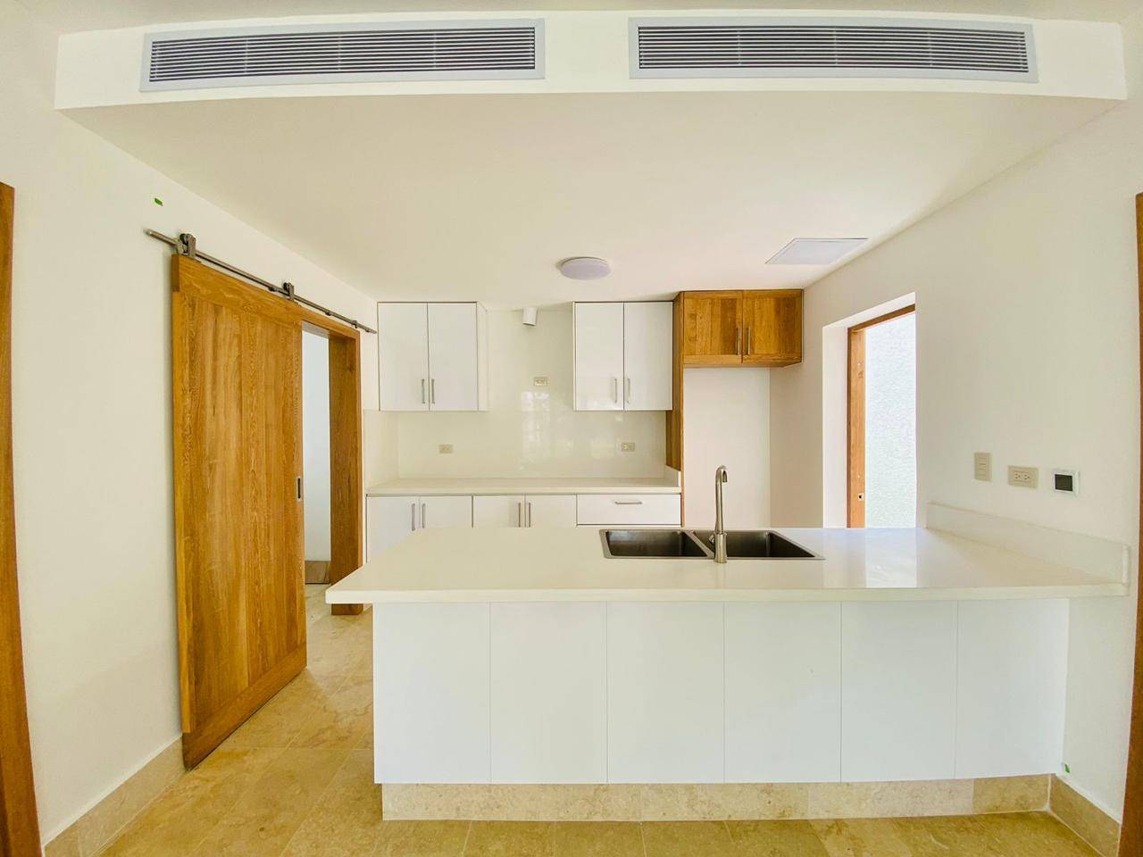 Hermosa Villa de Playa con 2 Habitaciones y Piscina de Venta en Playa Dorada!