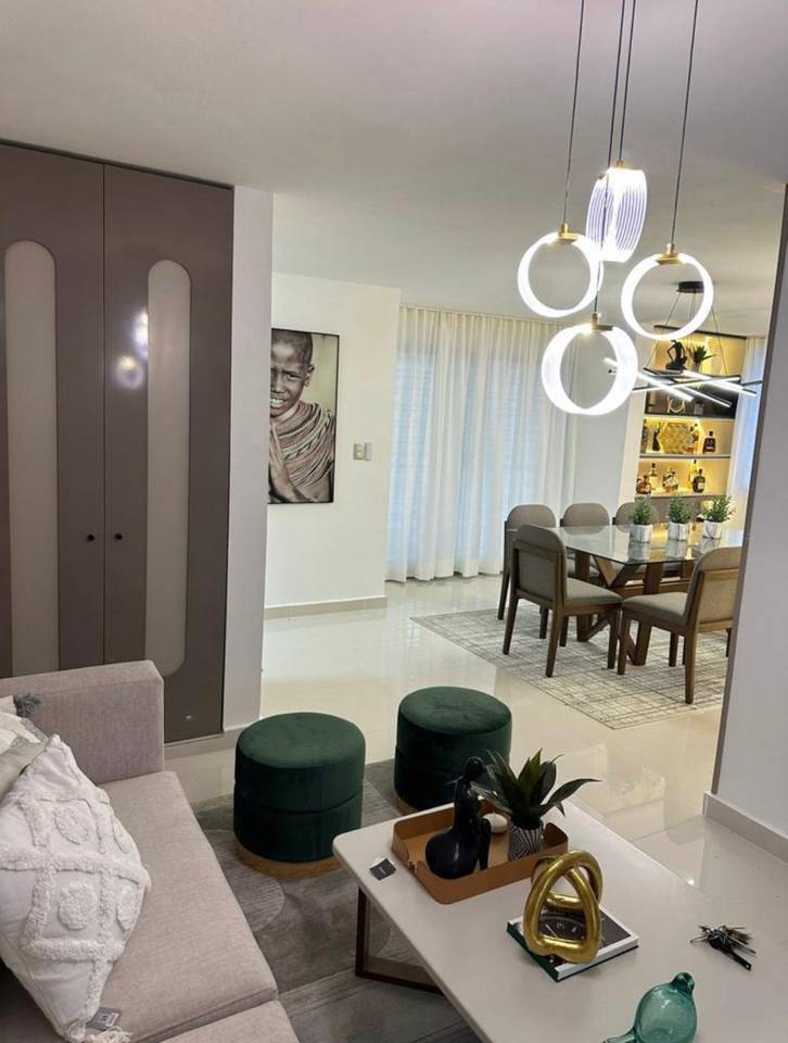 Céntrica y Moderna Casa de 4 Habitaciones con Estar Familiar tipo Terraza de Venta en el Dorado I!
