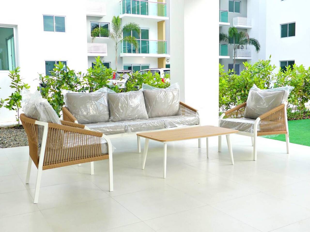 Delicados Apartamentos de 3 Habitaciones y 2 Parqueos de Venta en Proyecto con Piscina y Terraza próximo a Los Laureles!