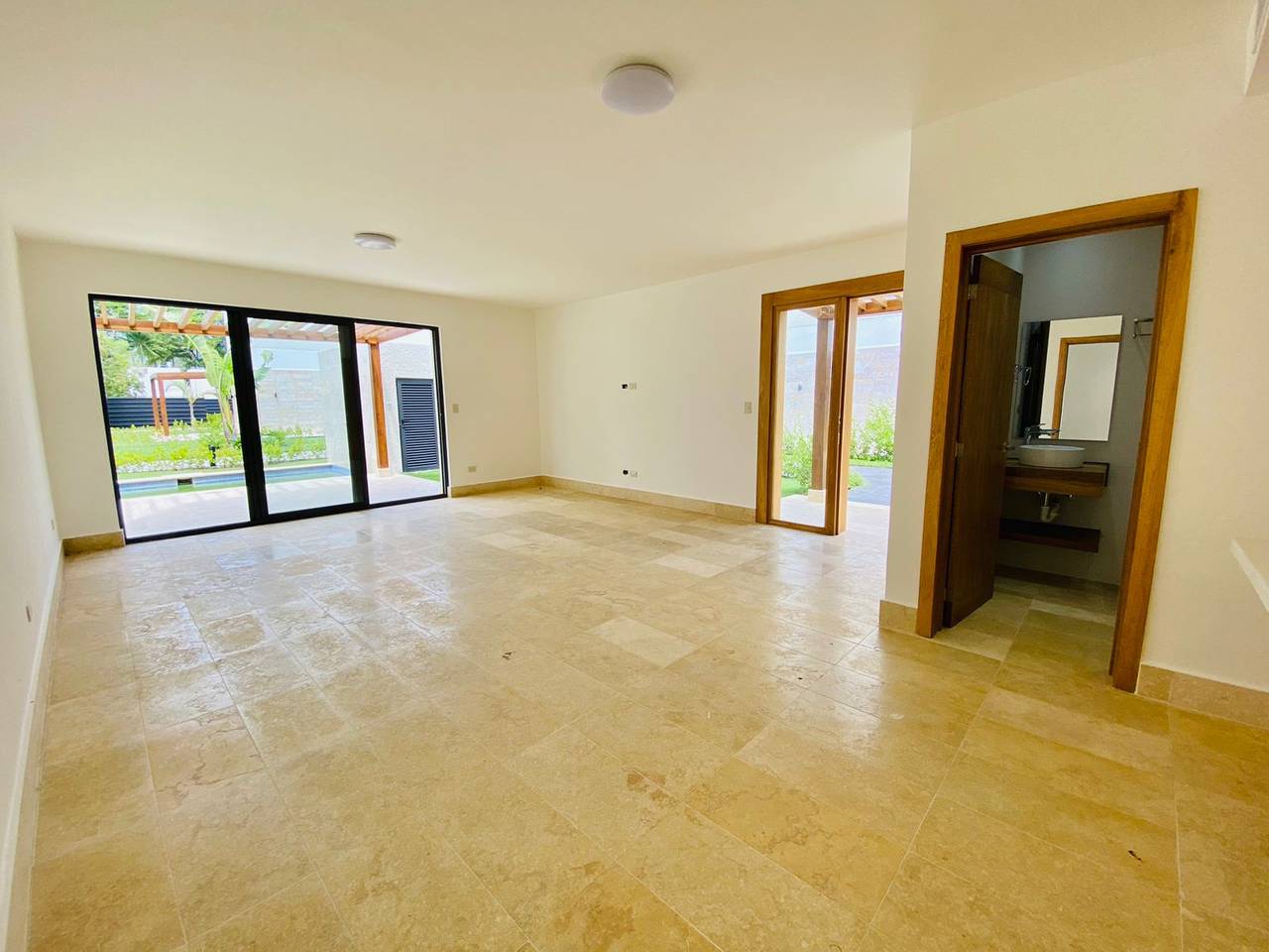 Hermosa Villa de Playa con 2 Habitaciones y Piscina de Venta en Playa Dorada!