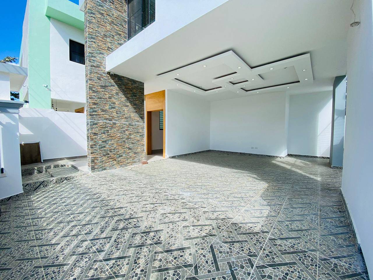 Casa de 2 Niveles con 3 Habitaciones y Piscina de Venta en Urbanización Privada de Pontezuela, Av. 27 de Febrero!