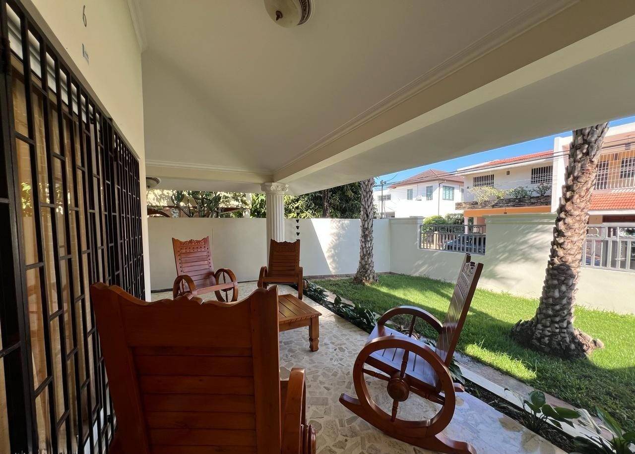 Grandiosa Casa de 4 Habitaciones con Amplio Patio y Terraza de Venta frente a las Quintas de Pontezuela!